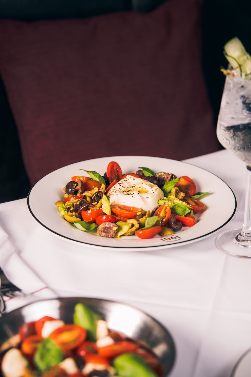 Burratina con tomates cherry y albahaca fresca