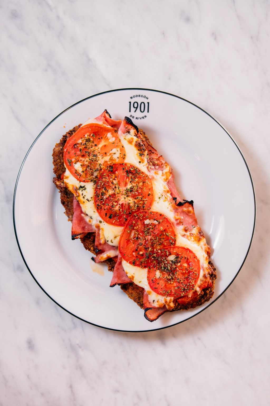 Rincón del restaurante con cortinas bordó