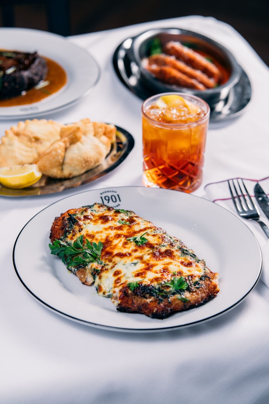 Detalle de decoración interior con fotografías históricas