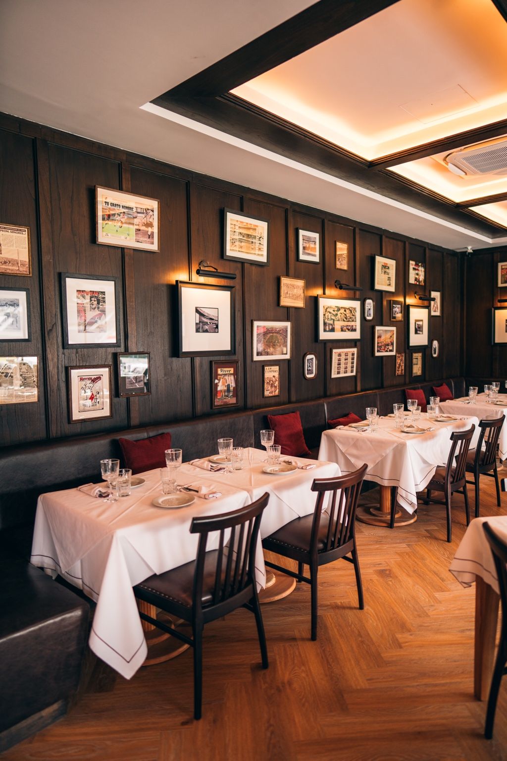 Ambiente del restaurante con iluminación cálida